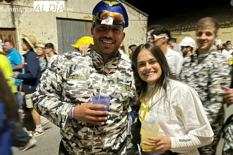 Foto 2 - Las pe&ntilde;as dan color y diversi&oacute;n en una multitudinaria bienvenida a las fiestas de la Virgen de la Vega en Villoria
