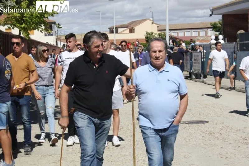 Foto 8 - Expectaci&oacute;n y carreras protagonizan el II Toro Virgen de la Vega de Macotera