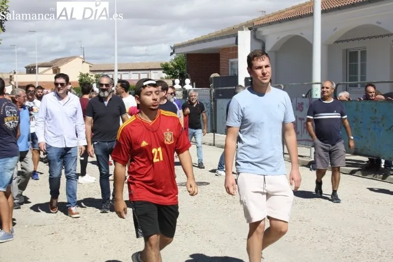 Foto 6 - Expectaci&oacute;n y carreras protagonizan el II Toro Virgen de la Vega de Macotera