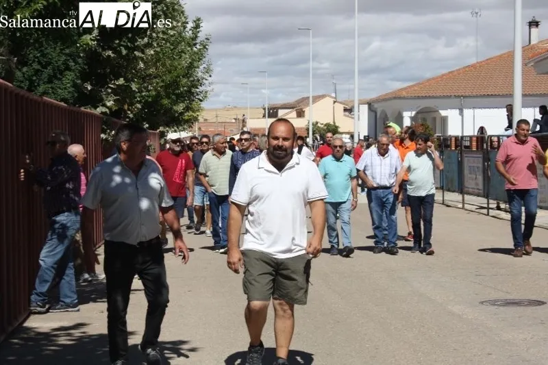 Foto 5 - Expectaci&oacute;n y carreras protagonizan el II Toro Virgen de la Vega de Macotera