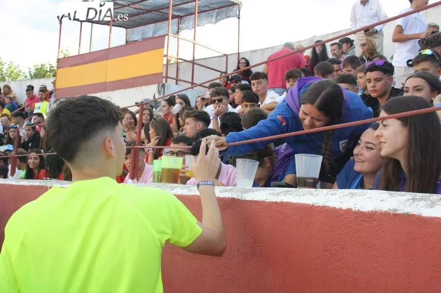 Foto 2 - Carcajadas, gran ambiente y gradas llenas para disfrutar con el Gran Prix de pe&ntilde;as en Villoria