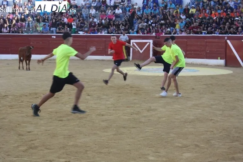Foto 11 - Carcajadas, gran ambiente y gradas llenas para disfrutar con el Gran Prix de pe&ntilde;as en Villoria