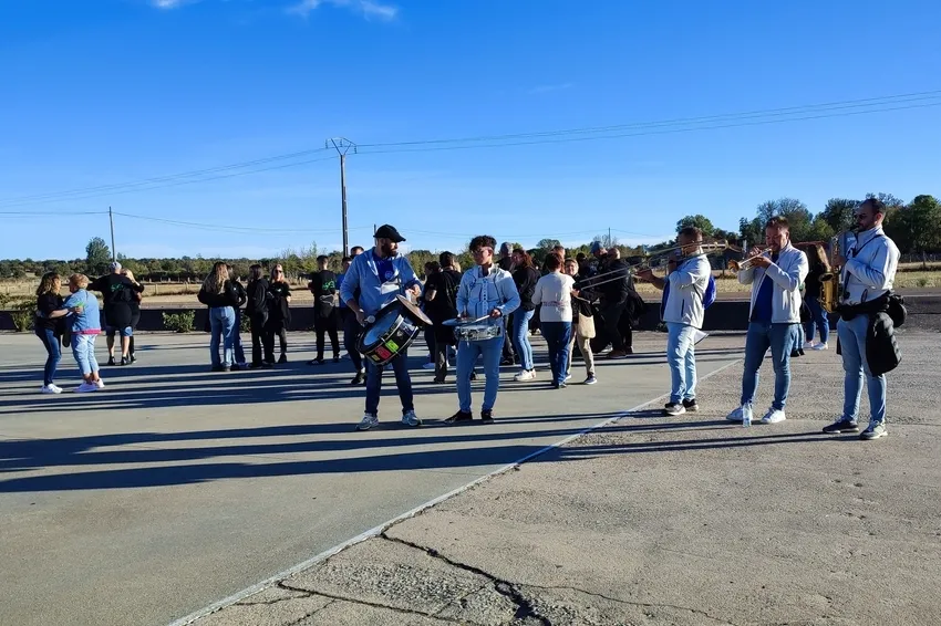 Foto 4 - La pe&ntilde;a &lsquo;&iquest;Y t&uacute; de qui&eacute;n eres?&rsquo; da el pistoletazo de salida a las fiestas de San Miguel en Almendra