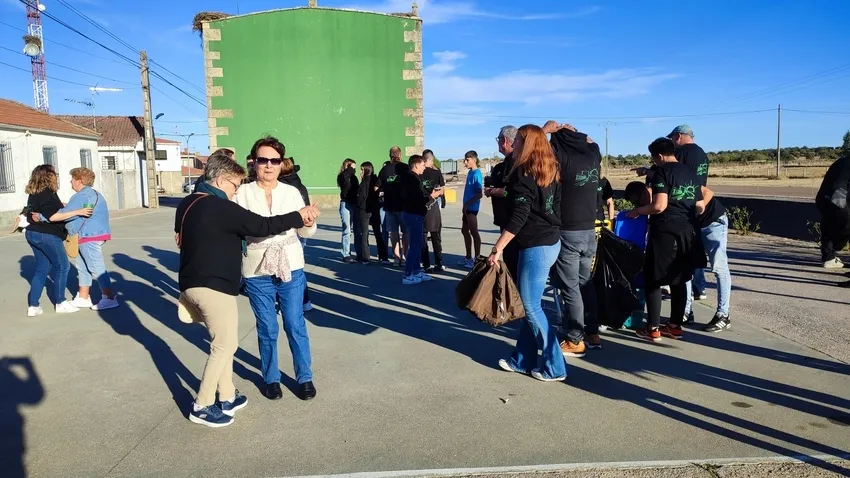 Foto 2 - La pe&ntilde;a &lsquo;&iquest;Y t&uacute; de qui&eacute;n eres?&rsquo; da el pistoletazo de salida a las fiestas de San Miguel en Almendra