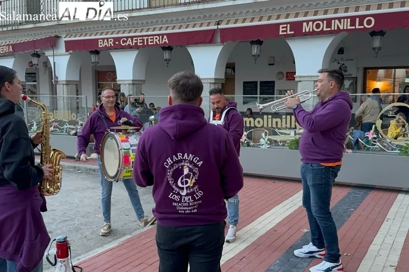 Foto 2 - Bailes y gran ambiente, protagonistas del Pasacalles de pe&ntilde;as de las fiestas patronales 