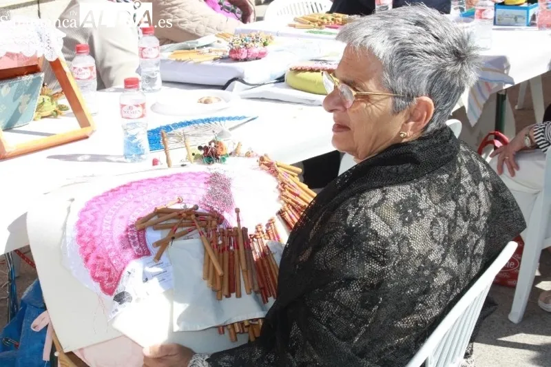 Foto 10 - El XVI Encuentro de Encajeras vuelve multitudinario, con cerca de 200 participantes y reivindicando la tradici&oacute;n