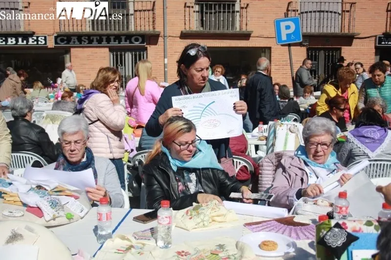 Foto 7 - El XVI Encuentro de Encajeras vuelve multitudinario, con cerca de 200 participantes y reivindicando la tradici&oacute;n