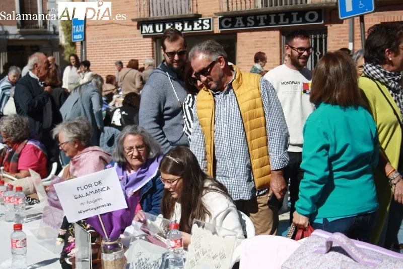 Foto 3 - El XVI Encuentro de Encajeras vuelve multitudinario, con cerca de 200 participantes y reivindicando la tradici&oacute;n