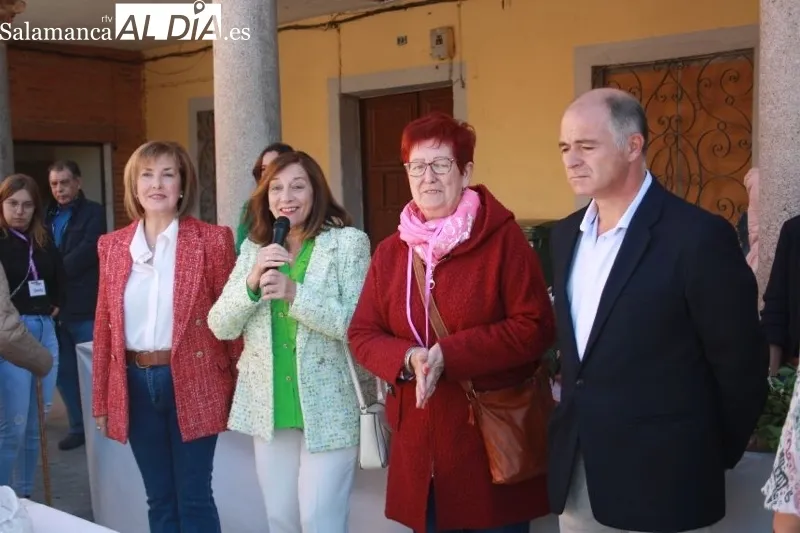 Foto 2 - El XVI Encuentro de Encajeras vuelve multitudinario, con cerca de 200 participantes y reivindicando la tradici&oacute;n
