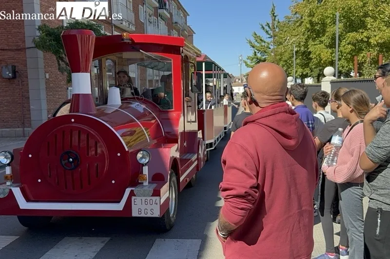 Foto 7 - Diversi&oacute;n para grandes y peque&ntilde;os con el gran Parque Infantil de juegos y el tren mec&aacute;nico, inamovible en las fiestas patronales