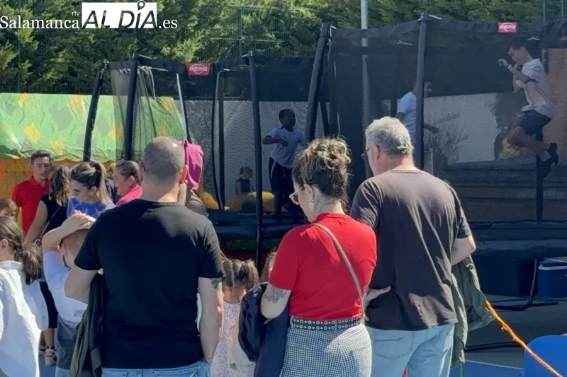 Foto 6 - Diversi&oacute;n para grandes y peque&ntilde;os con el gran Parque Infantil de juegos y el tren mec&aacute;nico, inamovible en las fiestas patronales