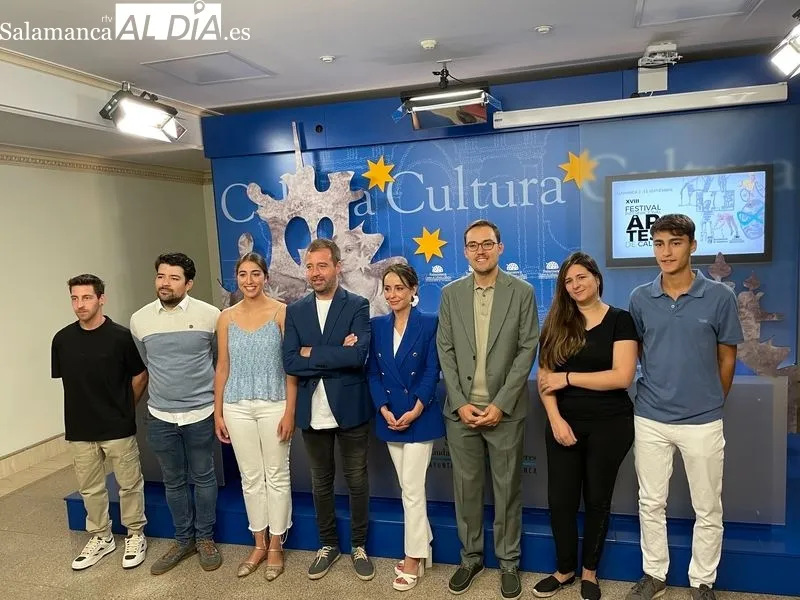 Los concejales de Festejos y de Cultura, Carmen Seguín y Ángel Fernández, y los artistas salmantinos Jesús Martín y Alejandro Cabrera presentan el XVIII Festival de Artes de Calle. Foto de Miguel González