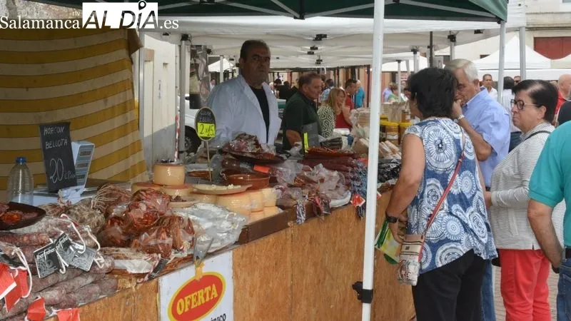 Foto 7 - Lumbrales vive un animado cierre de fiestas con la feria hort&iacute;cola y una comida solidaria