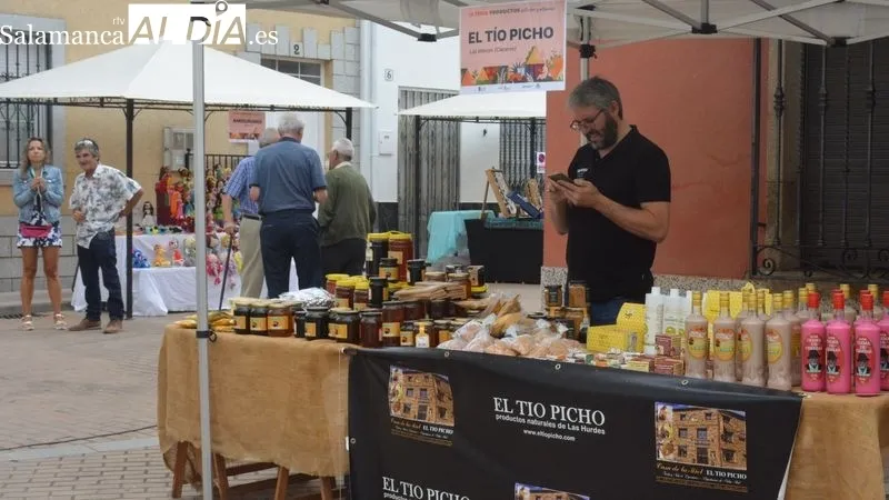 Foto 6 - Lumbrales vive un animado cierre de fiestas con la feria hort&iacute;cola y una comida solidaria