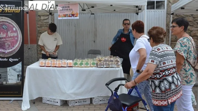 Foto 10 - Lumbrales vive un animado cierre de fiestas con la feria hort&iacute;cola y una comida solidaria