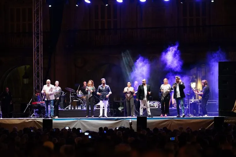 Concierto de Raya Real en la Plaza Mayor de Salamanca