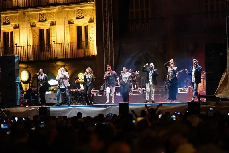 Concierto de Raya Real en la Plaza Mayor de Salamanca