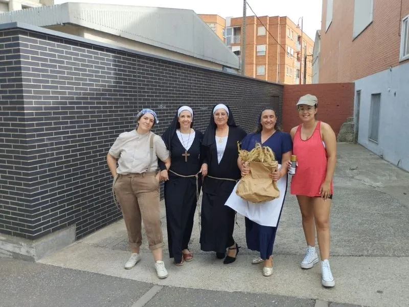 Foto 6 - Comienzan las rutas teatralizadas que repasan la historia de Santa Marta desde el paleol&iacute;tico