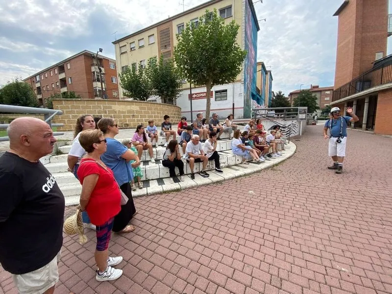 Foto 4 - Comienzan las rutas teatralizadas que repasan la historia de Santa Marta desde el paleol&iacute;tico