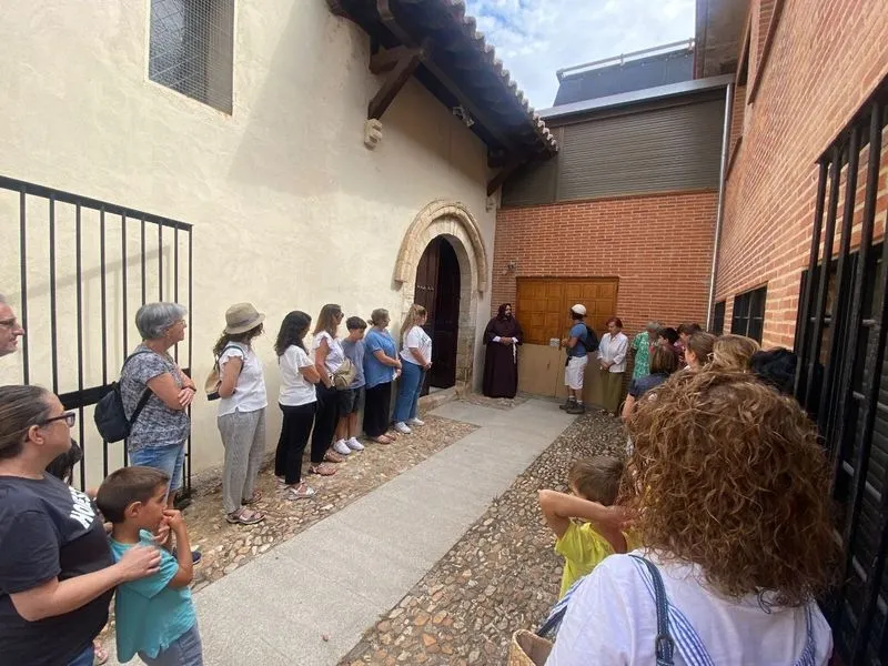 Foto 3 - Comienzan las rutas teatralizadas que repasan la historia de Santa Marta desde el paleol&iacute;tico