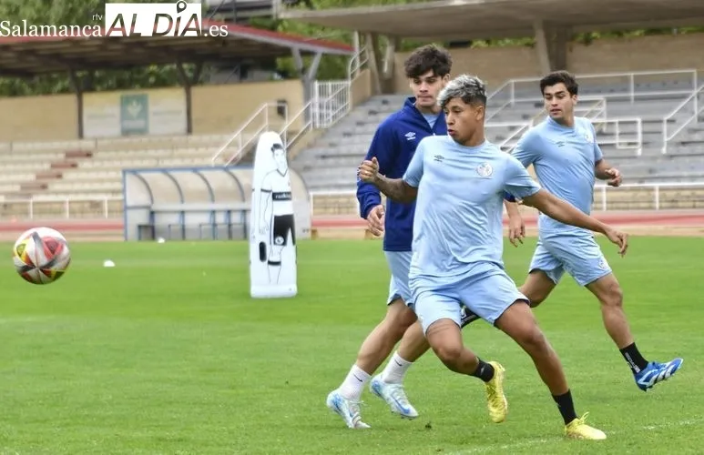 Mikel Córdoba y Joan Castaño ya son uno más en los entrenamientos del SALAMANCA UDS | FOTOS: SALAMANCArtv AL DÍA  