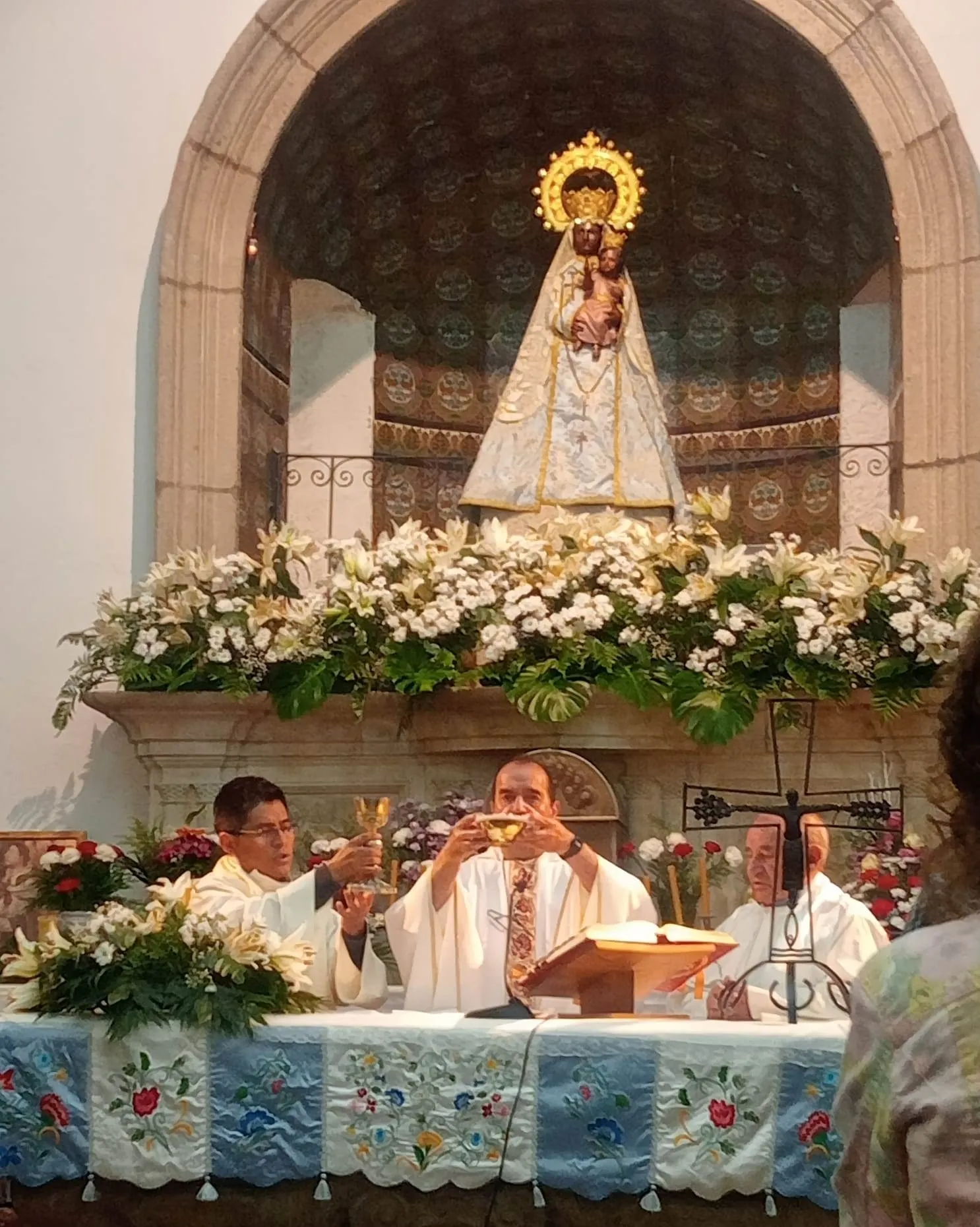 Foto 4 - Fieles de San Crist&oacute;bal, Sancti-Sp&iacute;ritus y Mart&iacute;n de Yeltes peregrinan a la Pe&ntilde;a de Francia