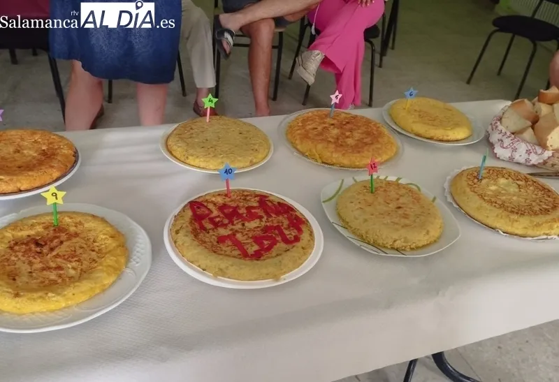 Concurso de tortillas y tartas para coger fuerzas ante lo que se les viene encima a los vecinos de Pereña   