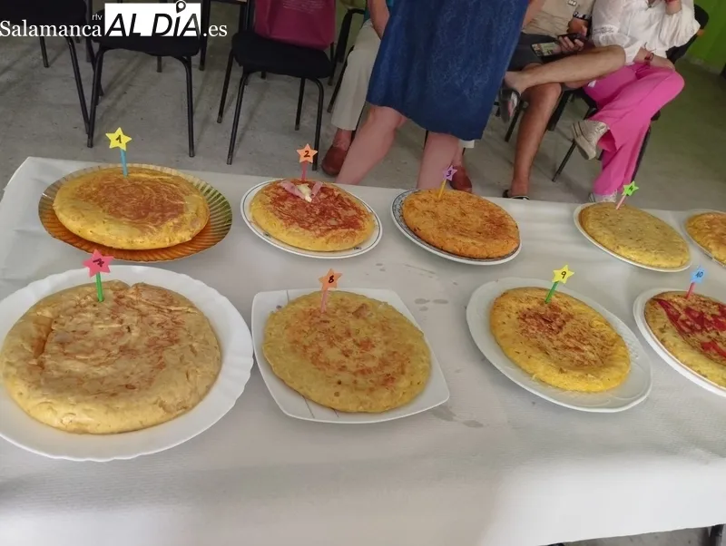 Concurso de tortillas y tartas para coger fuerzas ante lo que se les viene encima a los vecinos de Pereña   