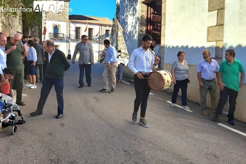 Los vecinos de Fuenteliante no faltaron a su cita con la Virgen del Rosario / FOTOS: MANUEL NICOLÁS BOGAZ
