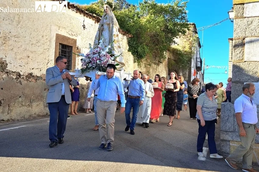 Los vecinos de Fuenteliante no faltaron a su cita con la Virgen del Rosario / FOTOS: MANUEL NICOLÁS BOGAZ