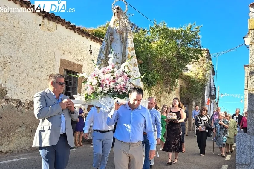 Los vecinos de Fuenteliante no faltaron a su cita con la Virgen del Rosario / FOTOS: MANUEL NICOLÁS BOGAZ