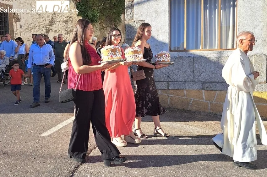 Los vecinos de Fuenteliante no faltaron a su cita con la Virgen del Rosario / FOTOS: MANUEL NICOLÁS BOGAZ