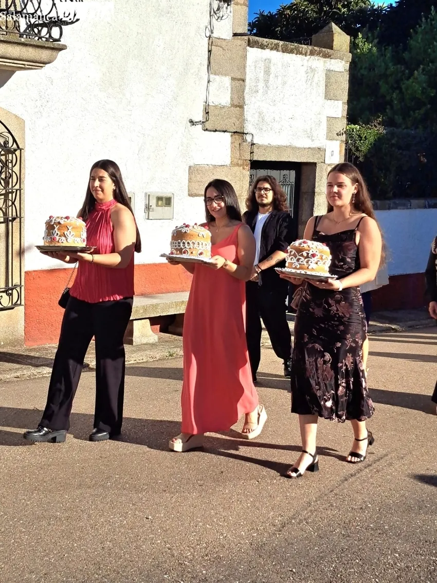 Los vecinos de Fuenteliante no faltaron a su cita con la Virgen del Rosario / FOTOS: MANUEL NICOLÁS BOGAZ
