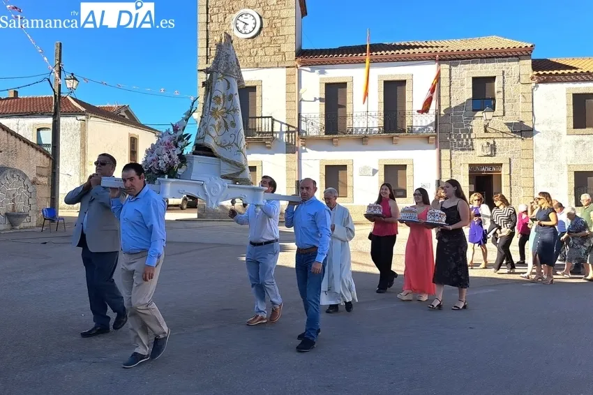 Los vecinos de Fuenteliante no faltaron a su cita con la Virgen del Rosario / FOTOS: MANUEL NICOLÁS BOGAZ
