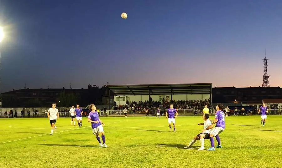 Foto 4 - Un golazo de falta de &Aacute;lex P&eacute;rez da al Ciudad Rodrigo la victoria ante el Palencia