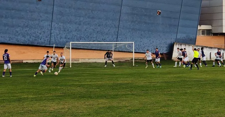Foto 3 - Un golazo de falta de &Aacute;lex P&eacute;rez da al Ciudad Rodrigo la victoria ante el Palencia
