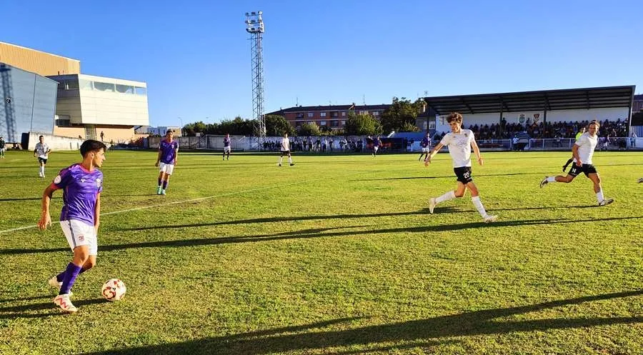 Foto 2 - Un golazo de falta de &Aacute;lex P&eacute;rez da al Ciudad Rodrigo la victoria ante el Palencia