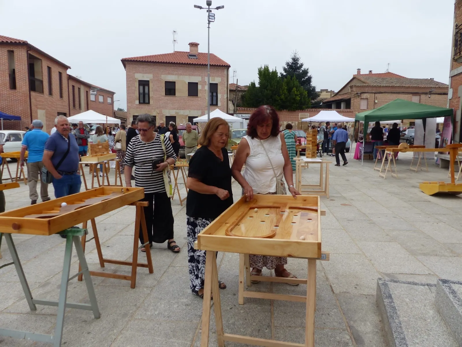 Foto 8 - El II Mercado Tradicional Villa Aurea de Villoria se convierte en gran escaparate artesano y natural en un domingo pre-fiestas con exposici&oacute;n de coches y juegos tradicionales 