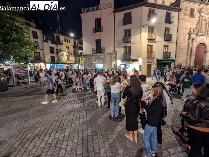 Colas en los accesos de la Plaza Mayor, que estaban cerrados ya que el aforo estaba completo por el concierto de Camela. Foto de David Sañudo