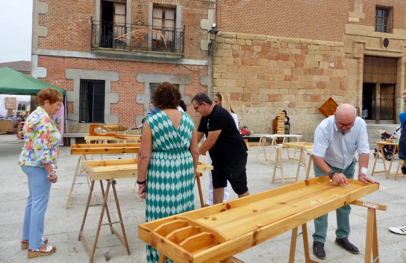 Foto 9 - El II Mercado Tradicional Villa Aurea de Villoria se convierte en gran escaparate artesano y natural en un domingo pre-fiestas con exposici&oacute;n de coches y juegos tradicionales 