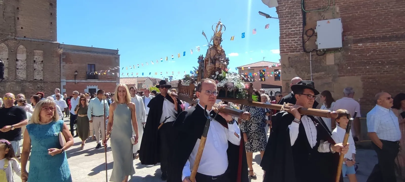 Foto 7 - Villoria honra a la Virgen de la Vega en su hist&oacute;rica procesi&oacute;n