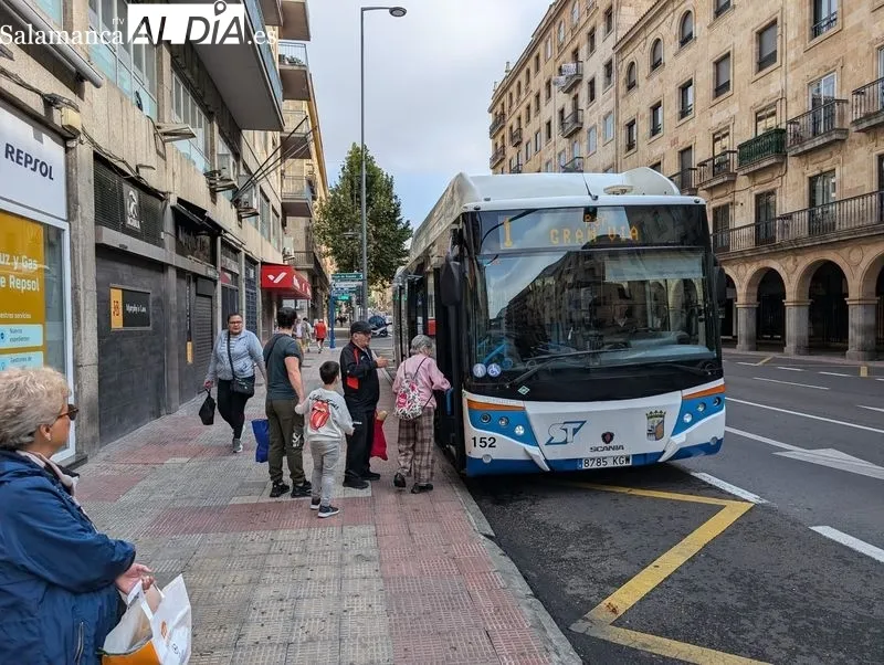 Buena respuesta en Salamanca a la jornada de bus urbano gratuito por el Día Mundial Sin Coches. Foto de David Sañudo