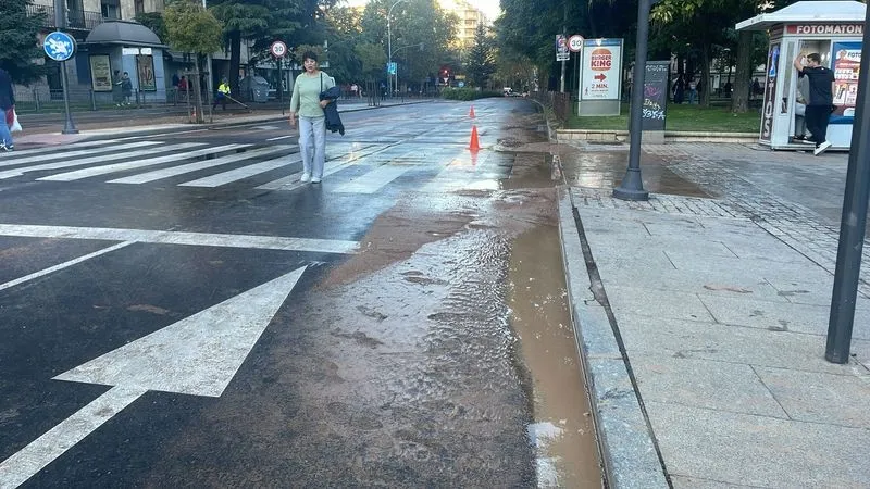 Foto 2 - Un revent&oacute;n anega el Paseo de San Vicente