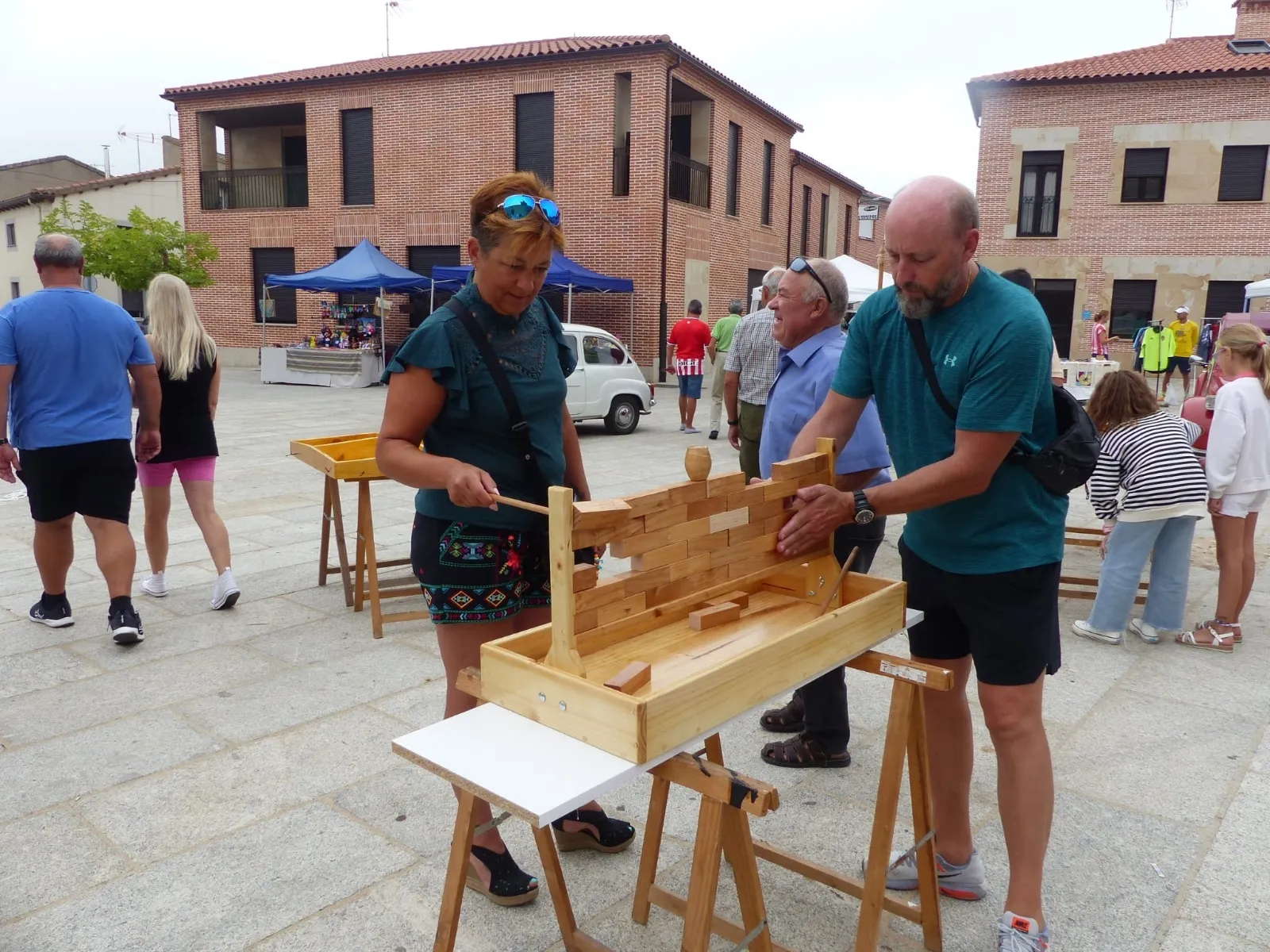 Foto 5 - El II Mercado Tradicional Villa Aurea de Villoria se convierte en gran escaparate artesano y natural en un domingo pre-fiestas con exposici&oacute;n de coches y juegos tradicionales 