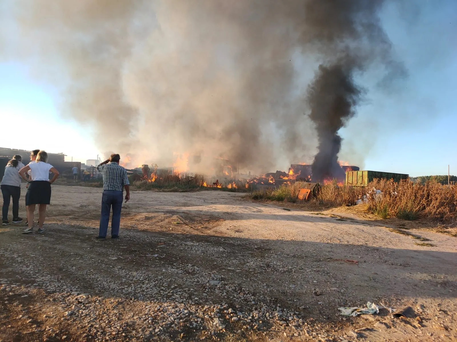 Foto 2 - Un espectacular incendio calcina un gran n&uacute;mero de pacas en B&oacute;veda del R&iacute;o Almar