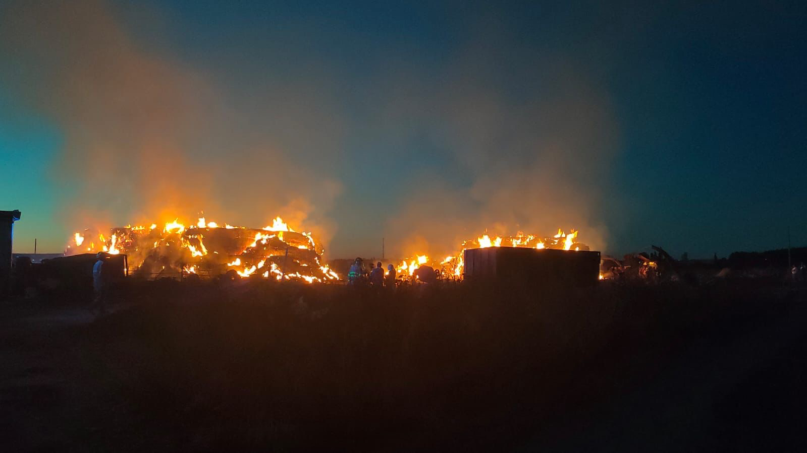 Un Espectacular Incendio Calcina Un Gran Número De Pacas En Boveda Del ...