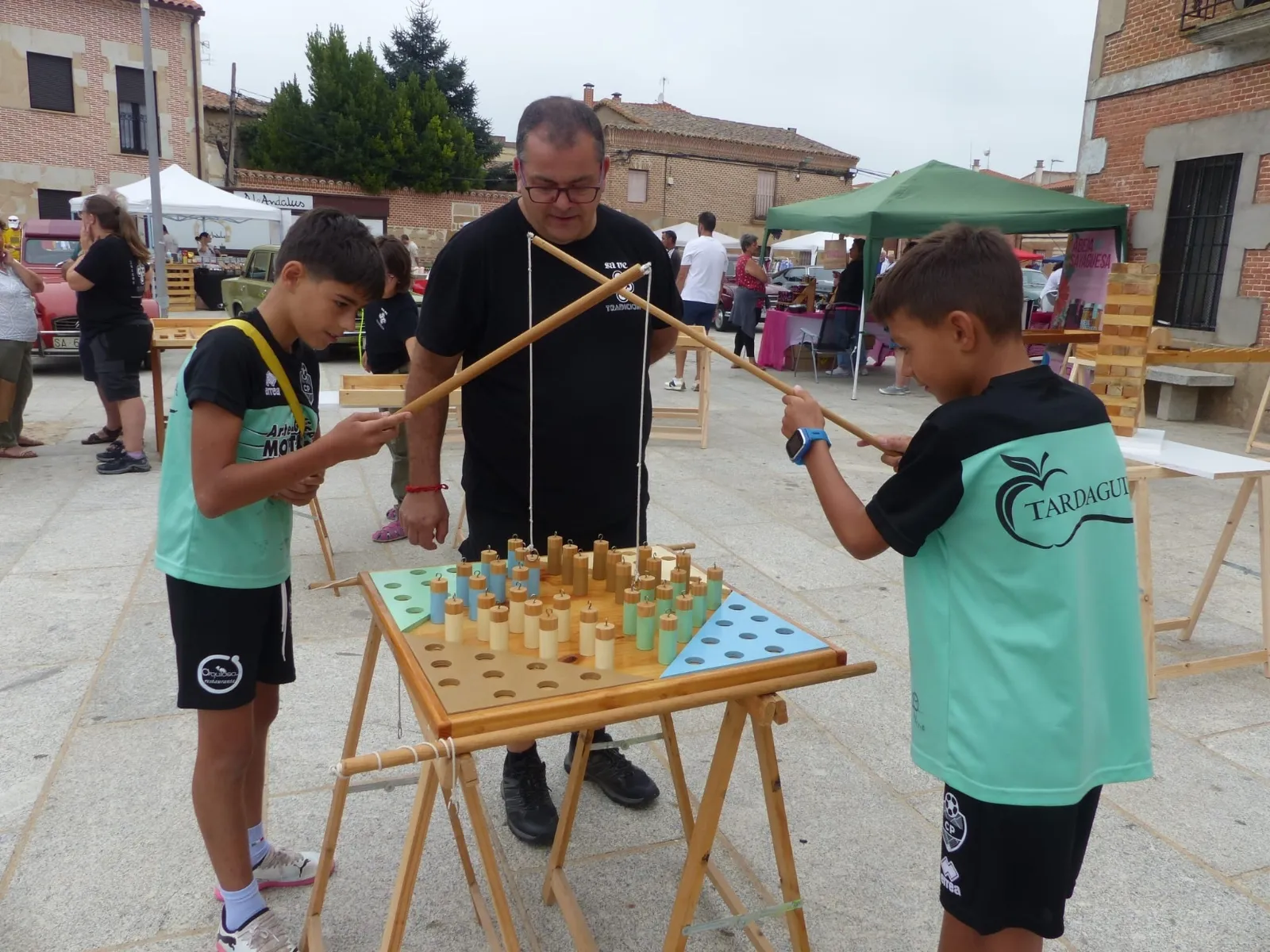 Foto 2 - El II Mercado Tradicional Villa Aurea de Villoria se convierte en gran escaparate artesano y natural en un domingo pre-fiestas con exposici&oacute;n de coches y juegos tradicionales 