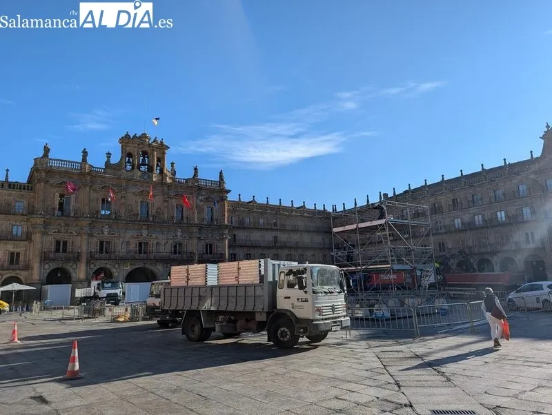 Operarios en la Plaza Mayor este martes. Foto de David Sañudo