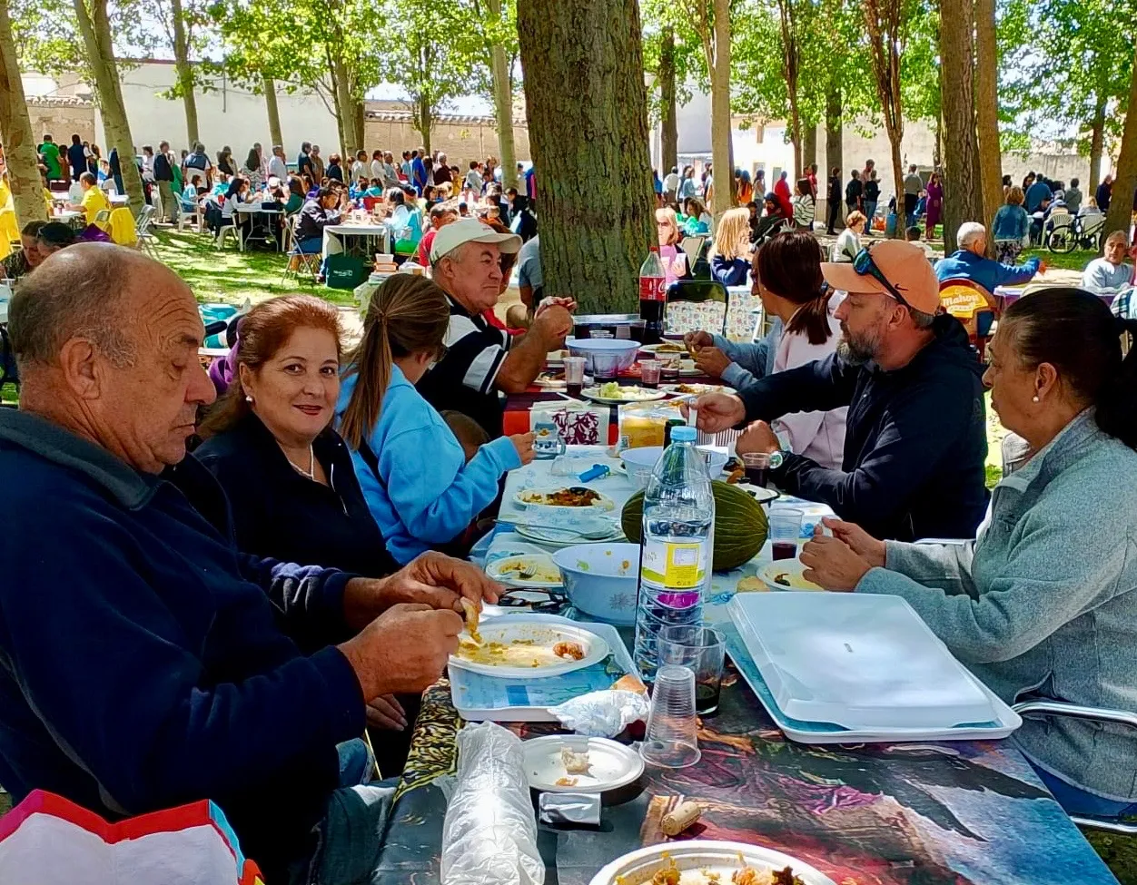Foto 8 - Gran ambiente festivo y m&aacute;s de 1.700 raciones disfrutadas en una multitudinaria paellada en Villoria