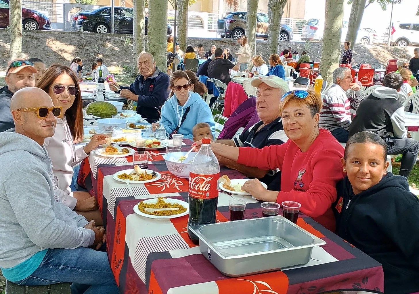 Foto 7 - Gran ambiente festivo y m&aacute;s de 1.700 raciones disfrutadas en una multitudinaria paellada en Villoria